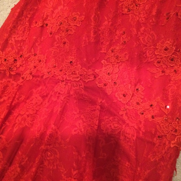 Beautiful RED. Prom or Special Occasion Dress Size 16. Never Worn ! - Picture 4 of 8